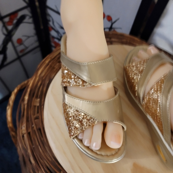 WISH LADIES GOLD LEATHER WEDGE SANDALS WITH GOLD GLITTER DESIGN/SIZE 7 - Picture 9 of 10